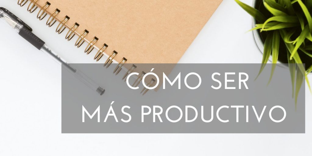 Cuaderno y bolígrafo junto a una planta con el texto "CÓMO SER MÁS PRODUCTIVO".