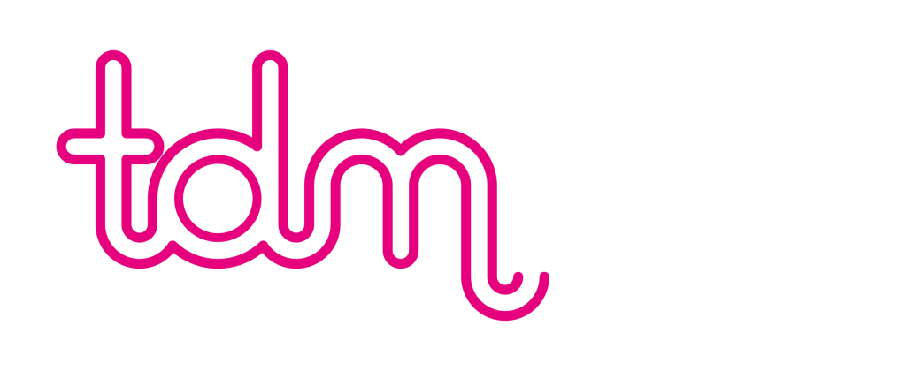 Logotipo de "tdm" en rosa con el texto "el respeto nos mueve" a la derecha en blanco sobre fondo negro.