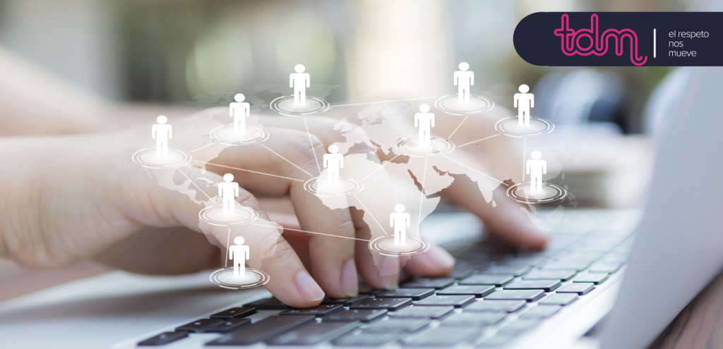 Manos escribiendo en un portátil con gráficos de personas conectadas sobre un mapa, y el texto "tdm el respeto nos mueve" arriba a la derecha.