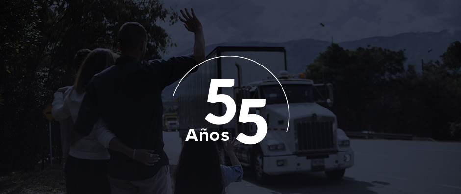 Grupo de personas despide a un camión grande en movimiento; texto central dice "55 Años".
