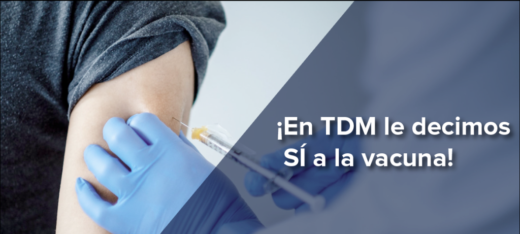 Persona recibiendo una vacuna en el brazo con texto promocionando la vacunación en TDM.
