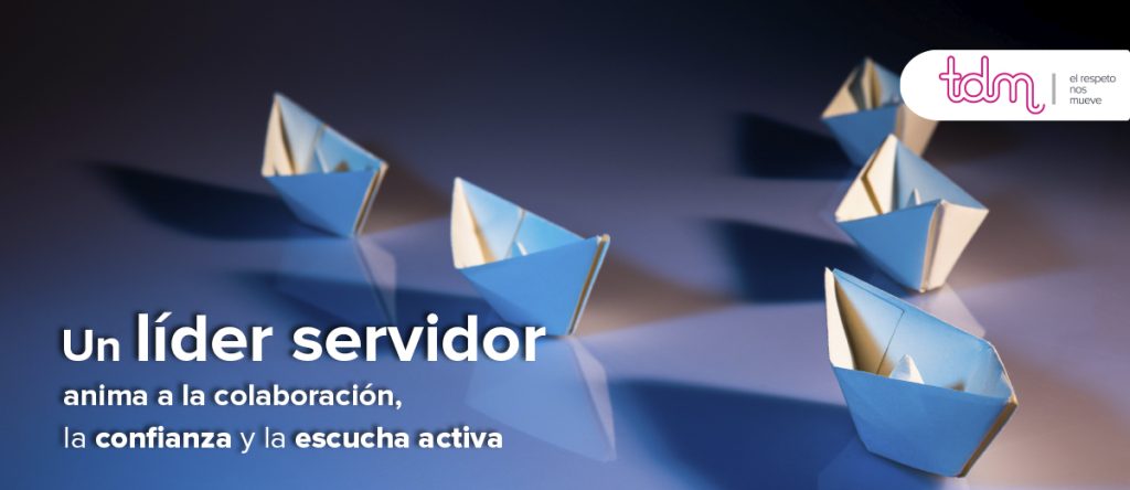 Barcos de papel azul y blanco sobre una superficie reflejante, con texto que dice: "Un líder servidor anima a la colaboración, la confianza y la escucha activa".