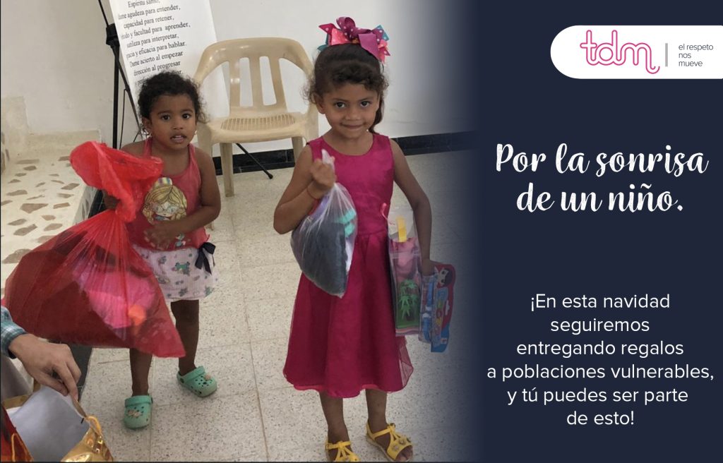 Dos niñas sostienen bolsas de regalos junto a un texto navideño sobre donaciones a poblaciones vulnerables.
