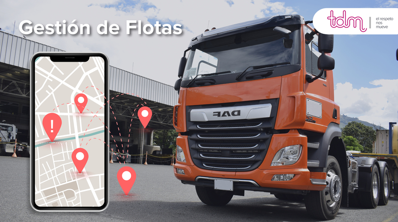 Camión naranja con mapa en un teléfono mostrando ubicaciones, junto al texto "Gestión de Flotas" y el logo de TDM.
