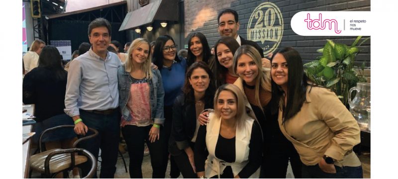 Un grupo de personas posando juntas en un ambiente interior con decoración moderna.