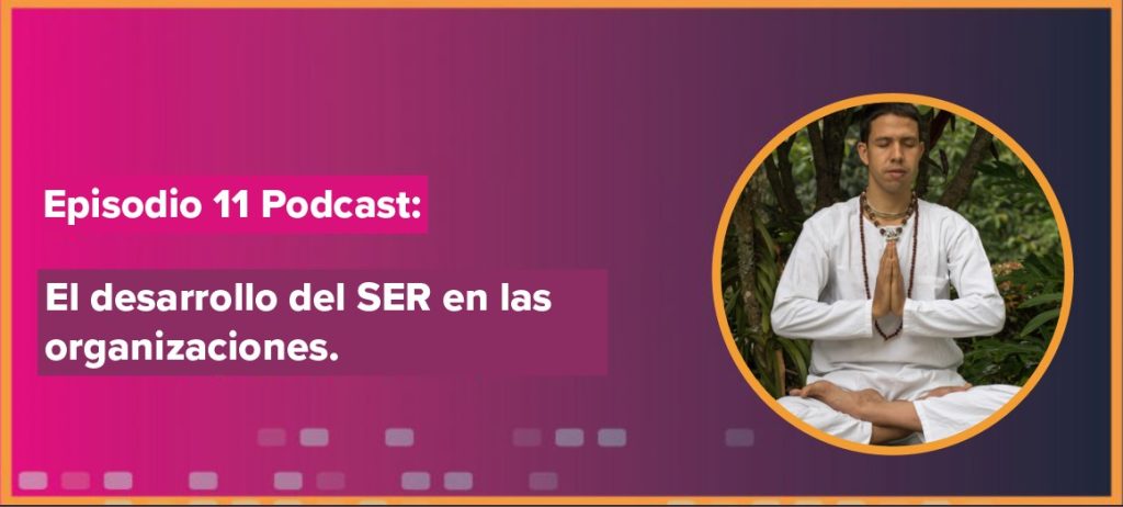 Texto "Episodio 11 Podcast: El desarrollo del SER en las organizaciones" junto a un hombre meditando.