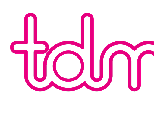 Logotipo de letras estilizadas "tdm" en color rosa sobre fondo negro.